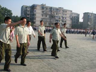 省军区领导步入会场