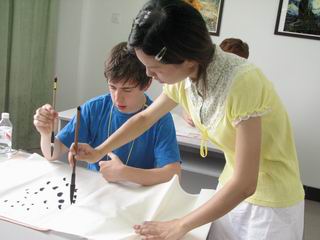 教英国学生学习中国书法