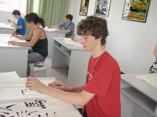 英国学生练习书法